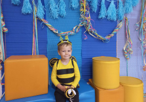 Dziecko w stroju pszczółki pozuje do zjęcia